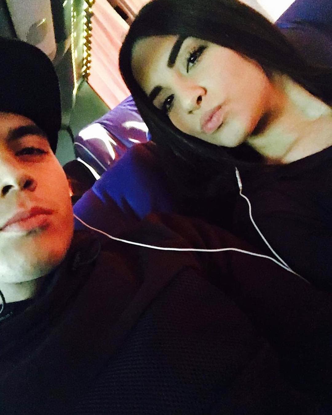 Tiempo después se volvieron a encontrar y comenzaron a salir, haciéndose novios el 13 de enero de 2013, pero todo se complicó porque a Kimberly no la dejaban tener novio porque aún era menor de edad, por ello intervino Mary Martínez, madre de la joven, quien contactó a Pantoja para pedirle que se alejara. “Te pido por favor no la estés molestando, ella no tiene permiso para andar con nadie todavía, no tiene edad, así que por favor no la busques ni la llames, ya le quité el celular y no quiero informarle esto a su papá”, dijo la señora.