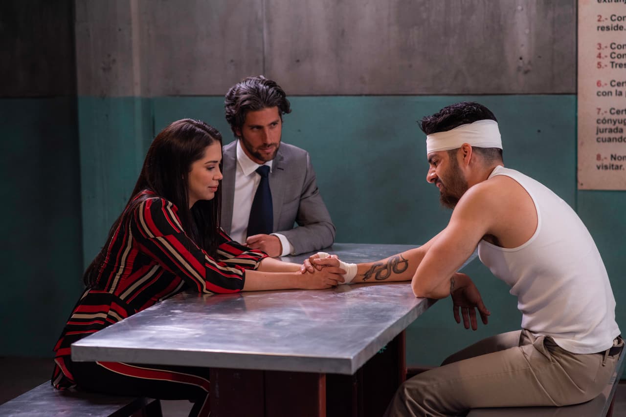 Tras la pelea, 'Britny' y 'Santiago' lo visitan y se impactan al verlo tan golpeado.