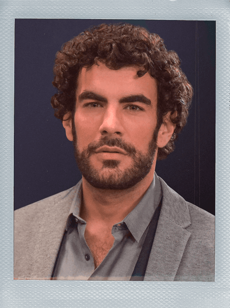 'Fabricio' (Javier Jattin) es hijo de 'Eugenio Serrano', es economista y vive en Inglaterra. Tuvo una relación con 'Fernanda' y regresa a México para demostrar sus capacidades como empresario. Se enamora de 'Elisa', lo que complica todos los planes que tiene de apoderarse del Grupo Cantú.