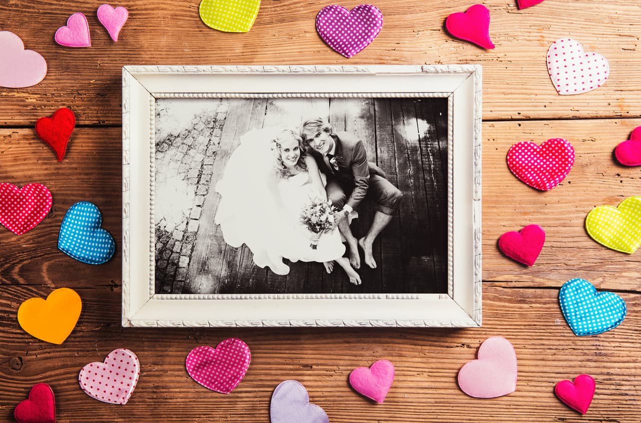 Piscis. Un regalo personalizado y especial para ustedes ¡lo derretirá de amor! ¿Enmarcar su foto más linda juntos? ¡Ponte creativo!