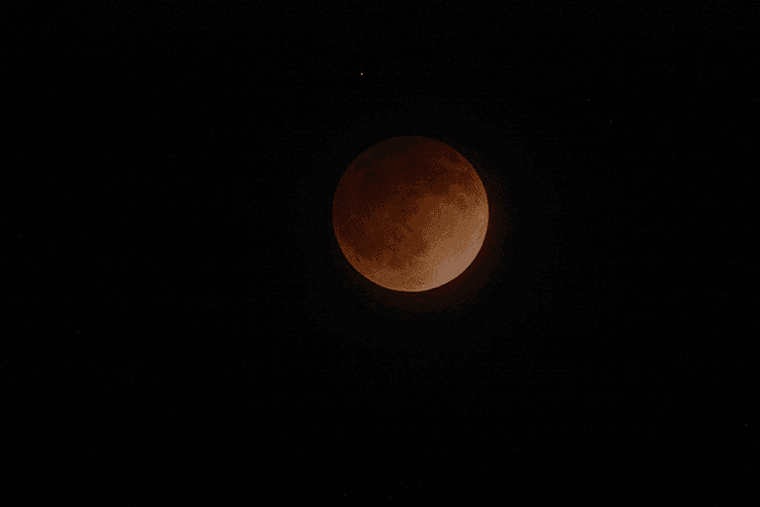 Luna de Sangre en un cielo nocturno, 2014