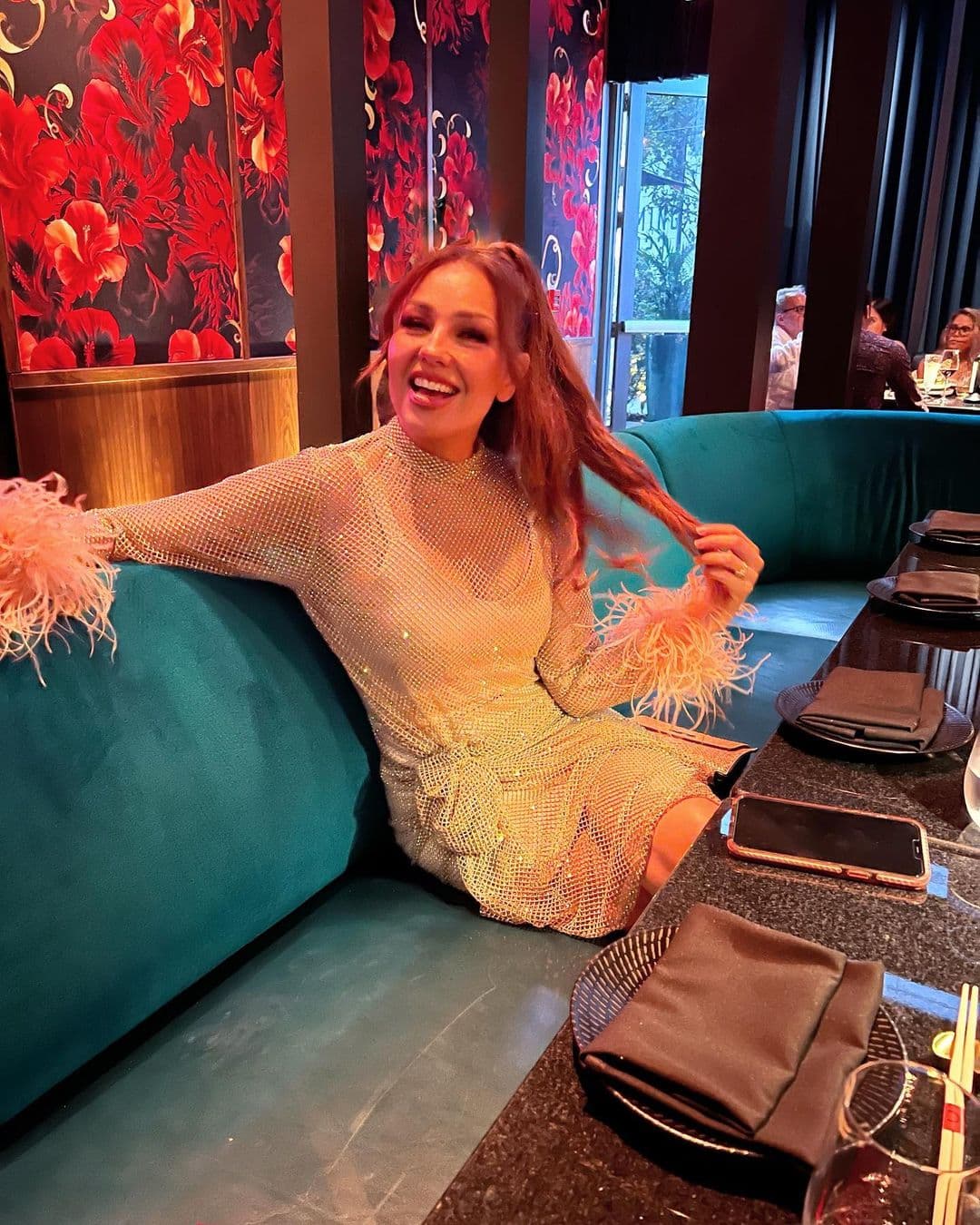 Thalía visita el restaurante de Bad Bunny y casi hace explotar su pastel