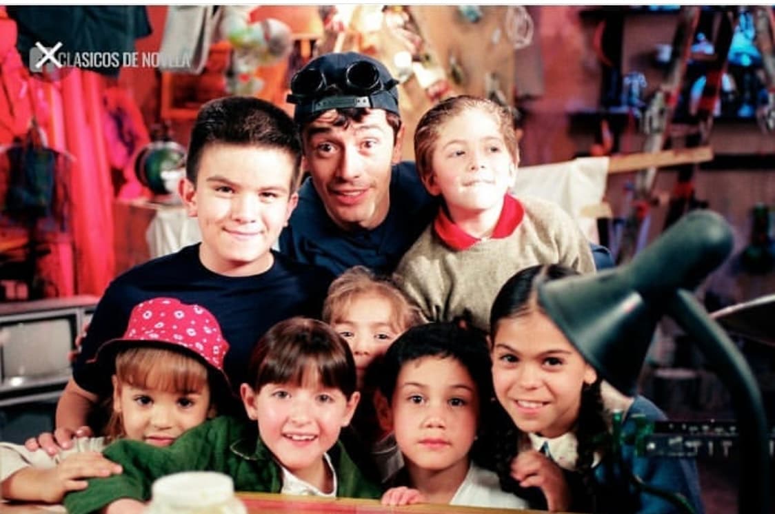 Hendrik Marine debutó en la telenovela infantil 'Rayito de Luz' en el año 2000 como 'Aldo', en la que compartió créditos con Alex Speitzer, quien fue el protagonista, y con Danna Paola, entre otros.