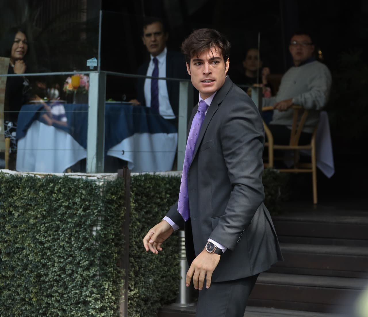 'Álvaro' le dice a 'Samanta' que no alcanzó al hombre, pero que ya está a salvo.