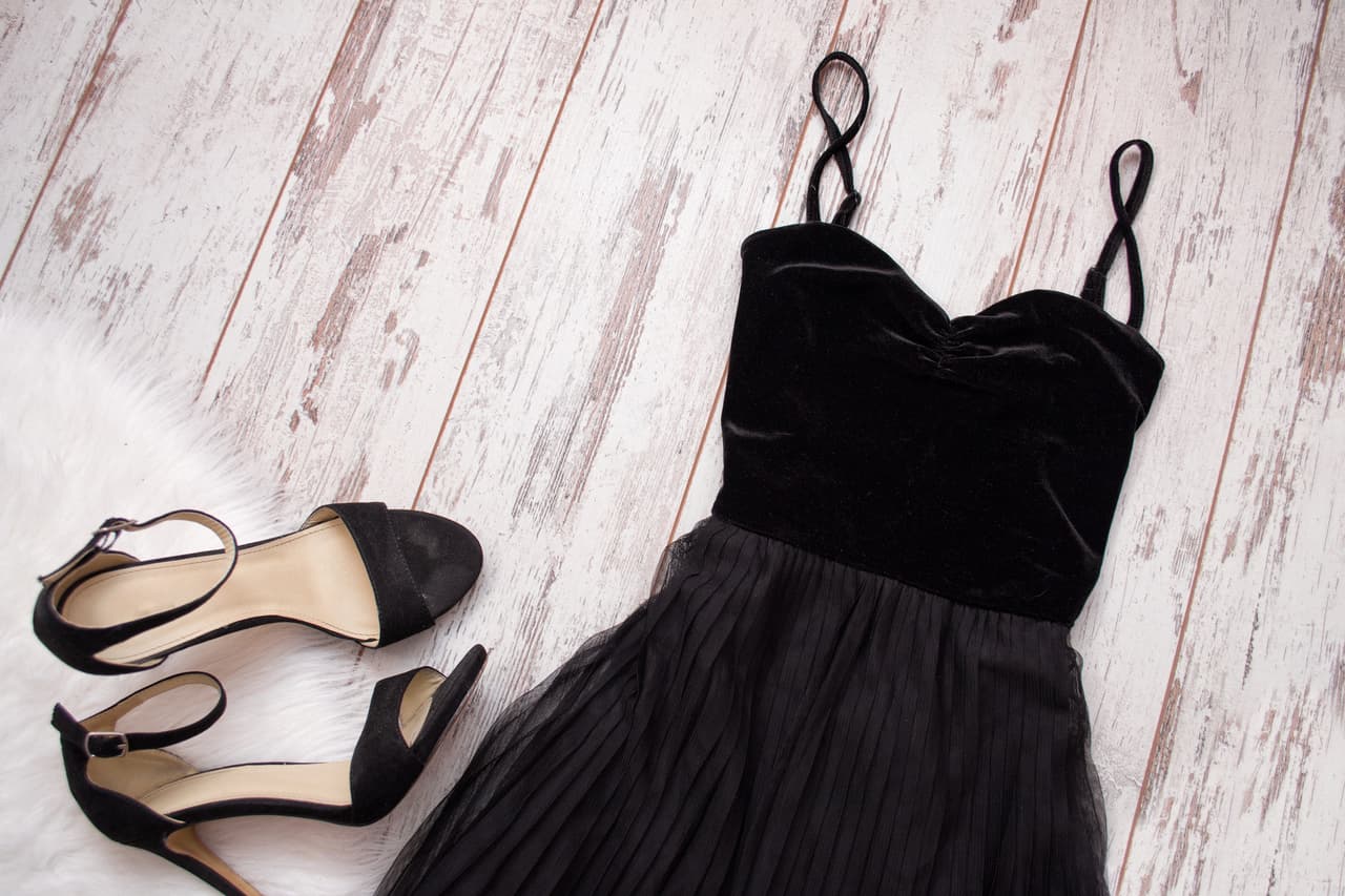 Mini vestido negro, la prenda de las famosas que nunca pasa de moda