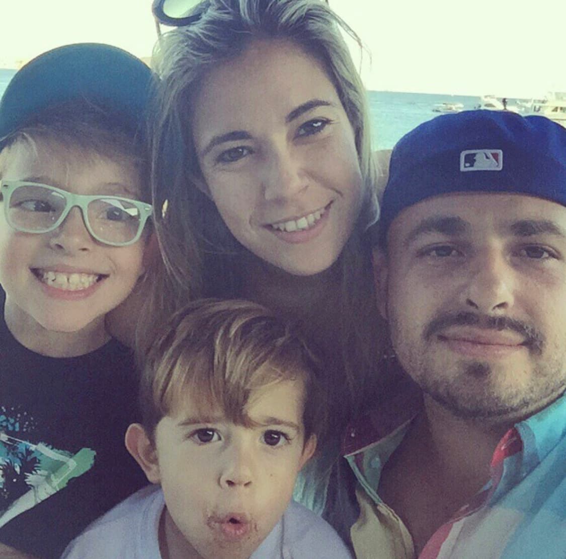 De igual manera, el pequeño también suele compartir fotografías con su familia, la cual está conformada por sus padres y sus tres hermanos.