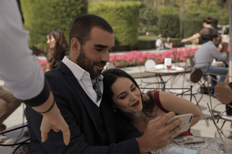 Además de la sesión de fotos, Camila Sodi grabó escenas con Marcus Ornellas. En un descanso, los actores fueron captados pasando un grato momento.