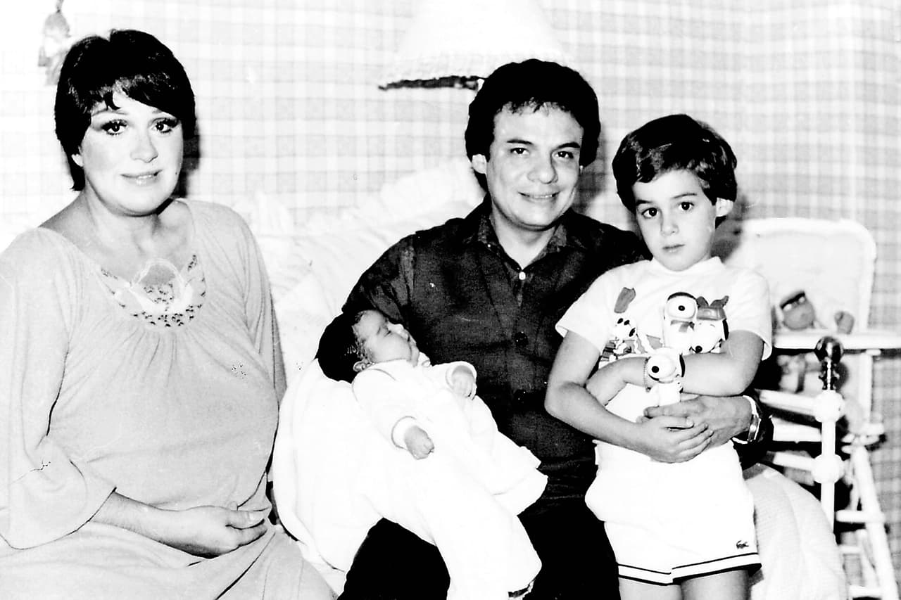 Anel Noreña y José José junto a sus hijos: José Joel y Marysol Sosa en 1982.