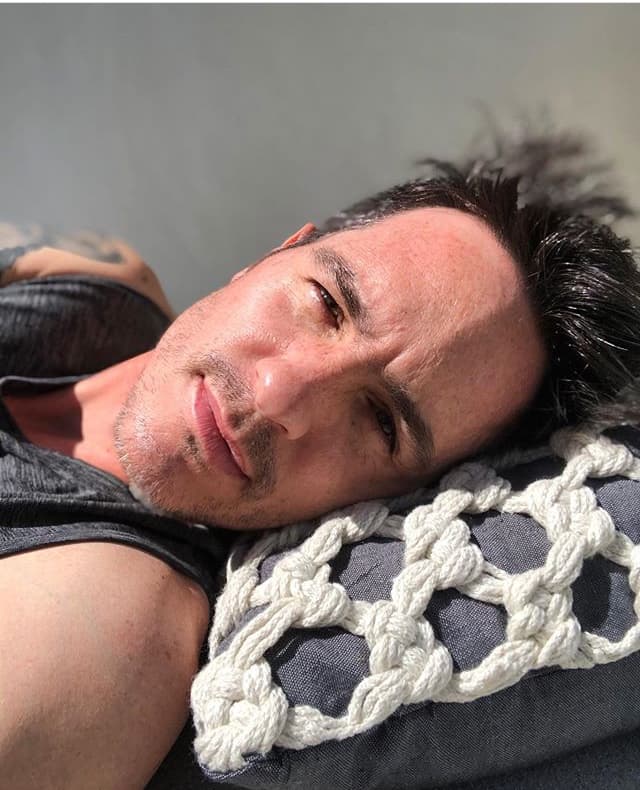 Sin embargo, el actor de 'A la mala' también ha compartido diversas fotos en solitario. "Un poquito de vitamina D", publicó como pie de foto en esta imagen el 22 de marzo.