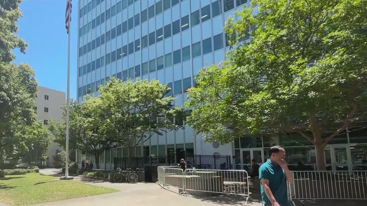 Con temor, familias acuden a sus audiencias de inmigración en Sacramento: “Es recomendable venir”