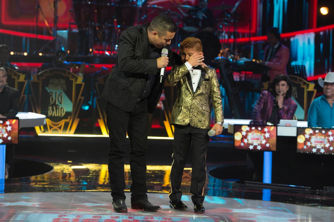 El papá del Canelito sorprendió al Pequeño Gigante al aparecer en el escenario para cantar a dueto con su hijo. ¡Qué gran momento!