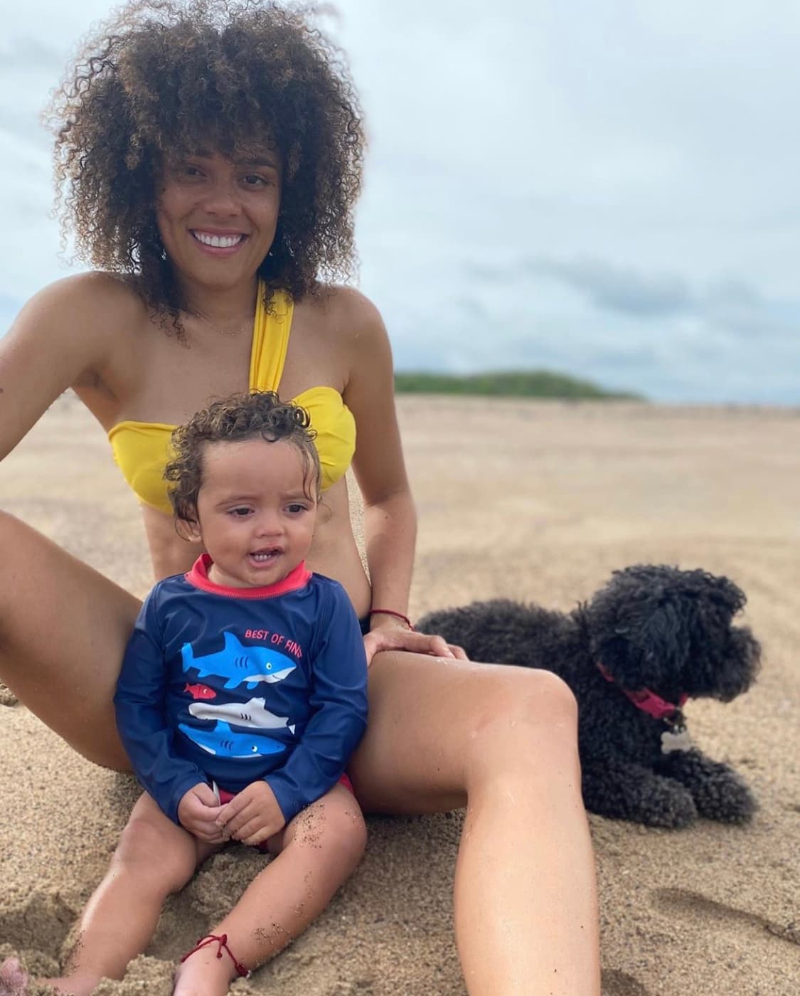 Por su parte, Brenda también compartió fotografías junto a Tadeo, de poco más de un año de edad, y su perrita "fain", quien los acompañó.