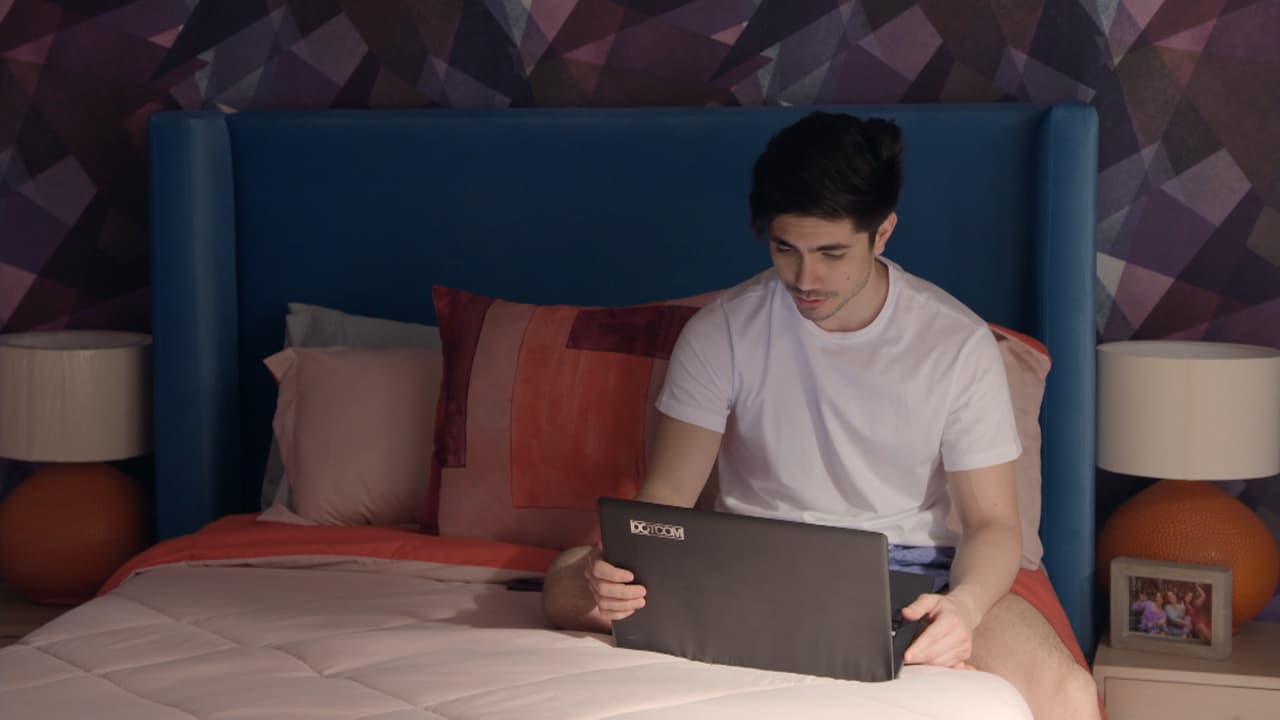 Aquí otra pista: en el fondo de pantalla de la laptop de ‘Diego’ se encuentra una foto de él y de ‘Sebastián’ en París, Francia.