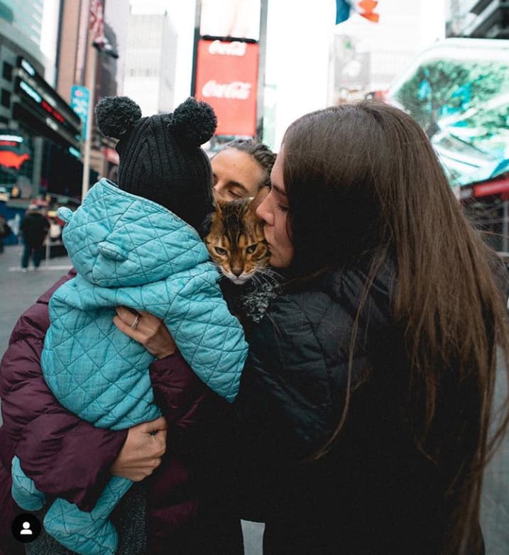 A pesar de que nunca ha mostrado el rostro de su esposa e hija en sus redes sociales, en los primeros días de octubre les dedicó un tierno mensaje como parte del reto de valientes #QuieroDecirteTanto. “A mi esposa adorada, a mi esposa amada, mi Diana… quiere decirte tanto. Tú, nuestra hermosa nena, nuestro ramocito lindo, ustedes son mi centro, son mi aire, son mi gravedad, son y serán el amor de mi vida, el motor de mi vida, la luz y el pilar de mi vida, y las amo tanto, tanto, que me siento tonta, y odio pasar un segundo lejos de ustedes”, dijo en un clip de Instagram.