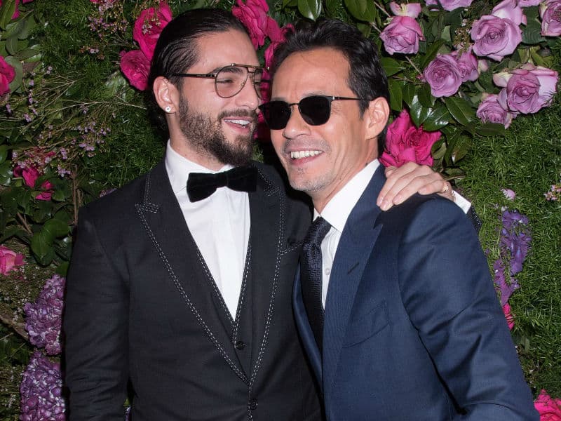 Marc Anthony le roba beso a Maluma… ¡Y desata celos de su novia!