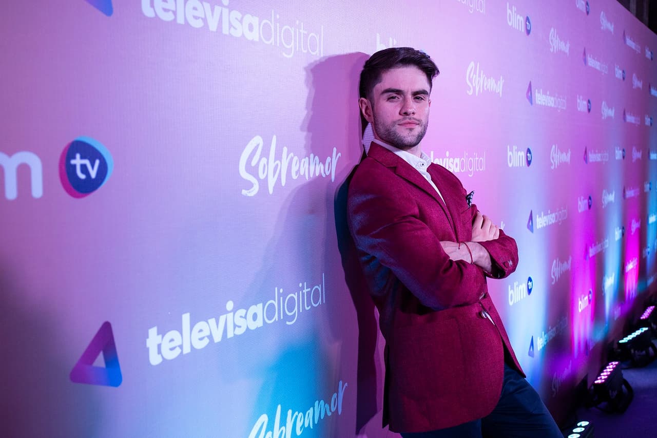 Alberto Garmassi es el actor que protagoniza 'Sobreamor' con su personaje de 'Martín' y en entrevista con Las Estrellas dijo que: "esta historia tiene que llegar a todas las familias porque está bien cuidada, no importa que seas homosexual, heterosexual, el amor llega, se vive y como chavos tenemos que vivirlo al máximo”.