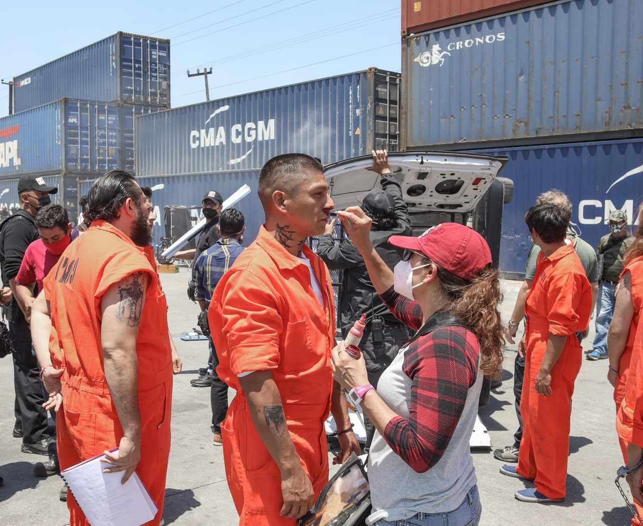 Aquí vemos al elenco recibir los últimos retoques de producción para darle mayor realismo a la trama.