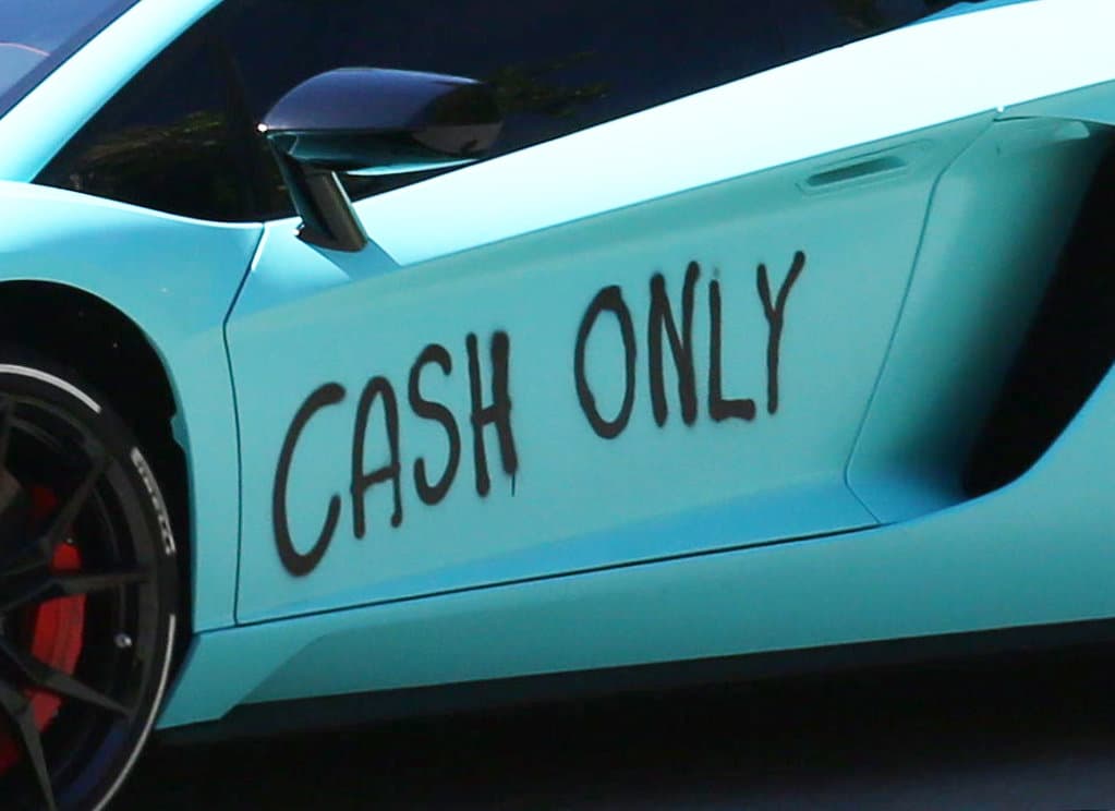 ‘Cash only’ se puede leer en el lambo de Justin Bieber.