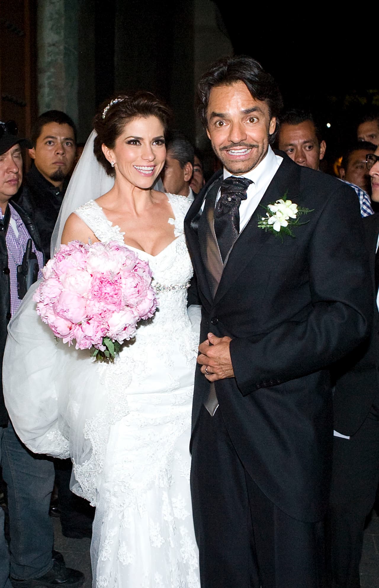 Manuel Mota fue el diseñador encargado del lujoso y espectacular vestido de novia que Alessandra Rosaldo lució el día de su boda con Eugenio Derbez. Encaje, mangas y un romántico velo fueron las características del atuendo, que hicieron juego con una tiara de brillantes.
