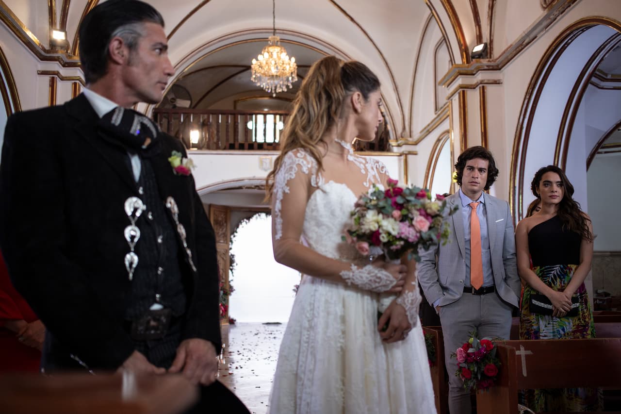 Al inicio de la boda, 'Mateo' y 'Sandy' llegaron, sorprendiendo a 'Valeria' de ver ahí al hombre que realmente ama.