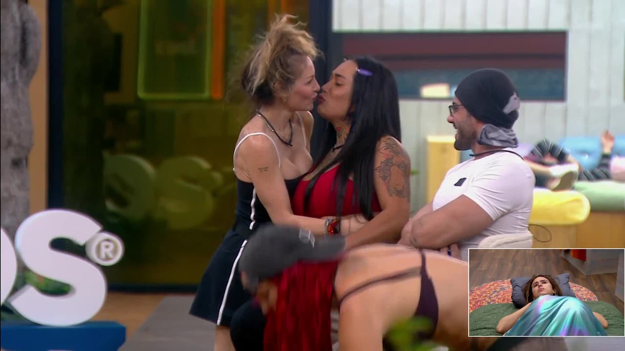 Karina Torres y Gema Garoa vuelven a robarse las miradas con tierno beso
