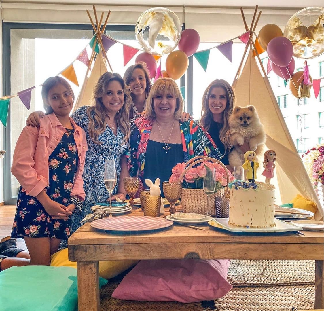 Es así como Tomasito es un integrante más de la familia, y ha formado parte de las celebraciones más íntimas. Tal es el caso de esta instantánea que data del Día de las Madres en 2020, donde Magda y Andrea Rodríguez festejaron el día de las madres junto a sus respectivas hijas.