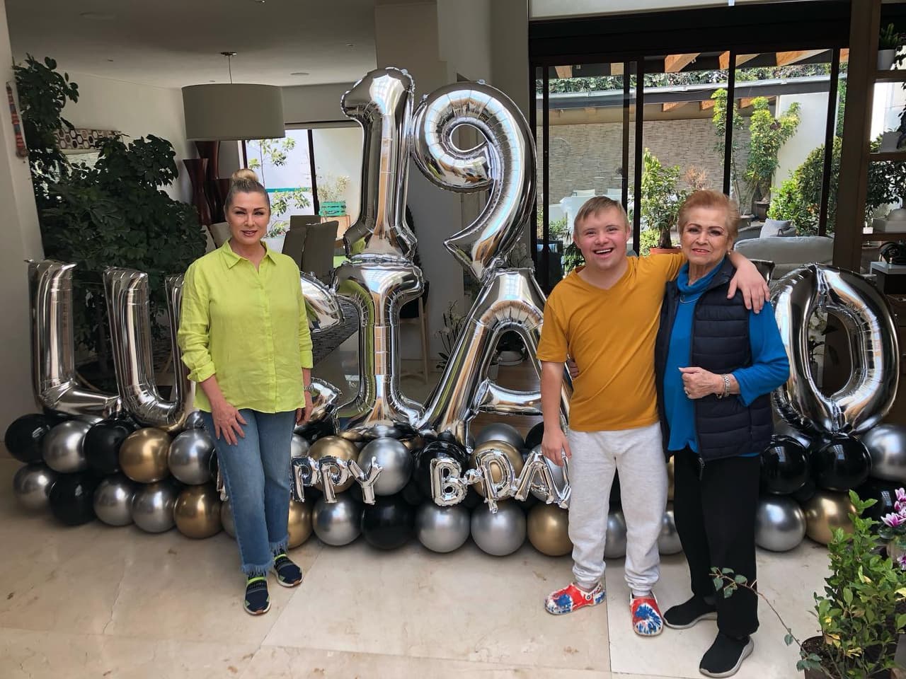 Hijo mayor de Lety Calderón y Juan Collado celebra sus 19 con fiesta