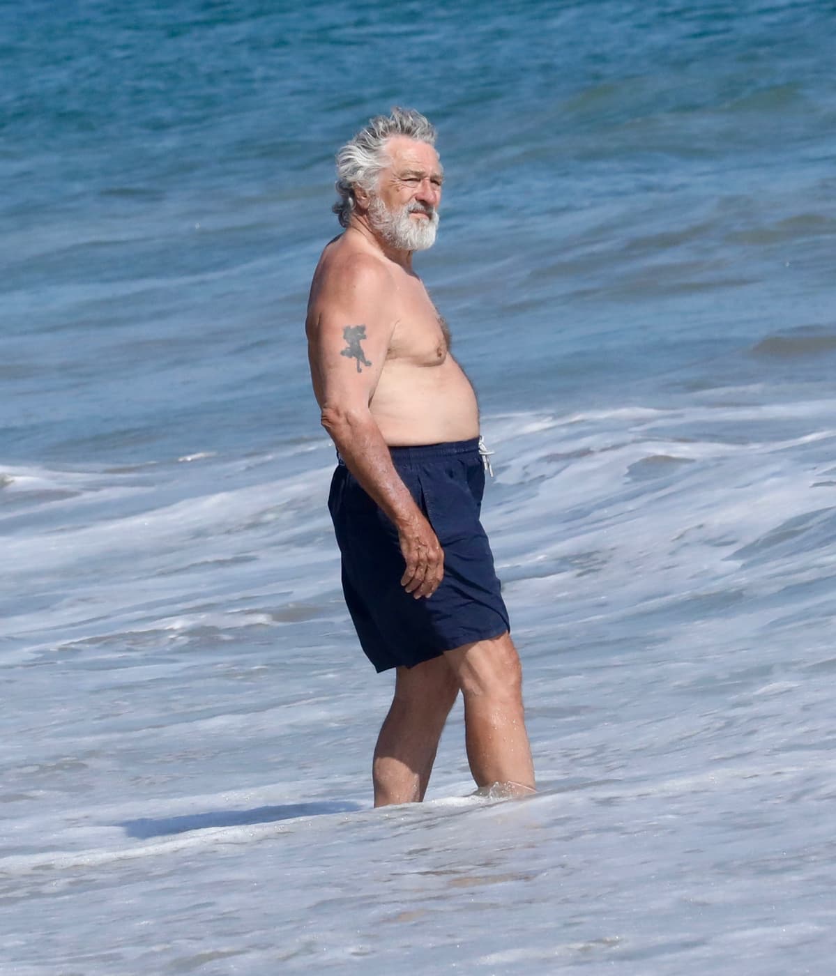 De Niro se une a la ola de famosos que gustan de visitar la playa este verano.