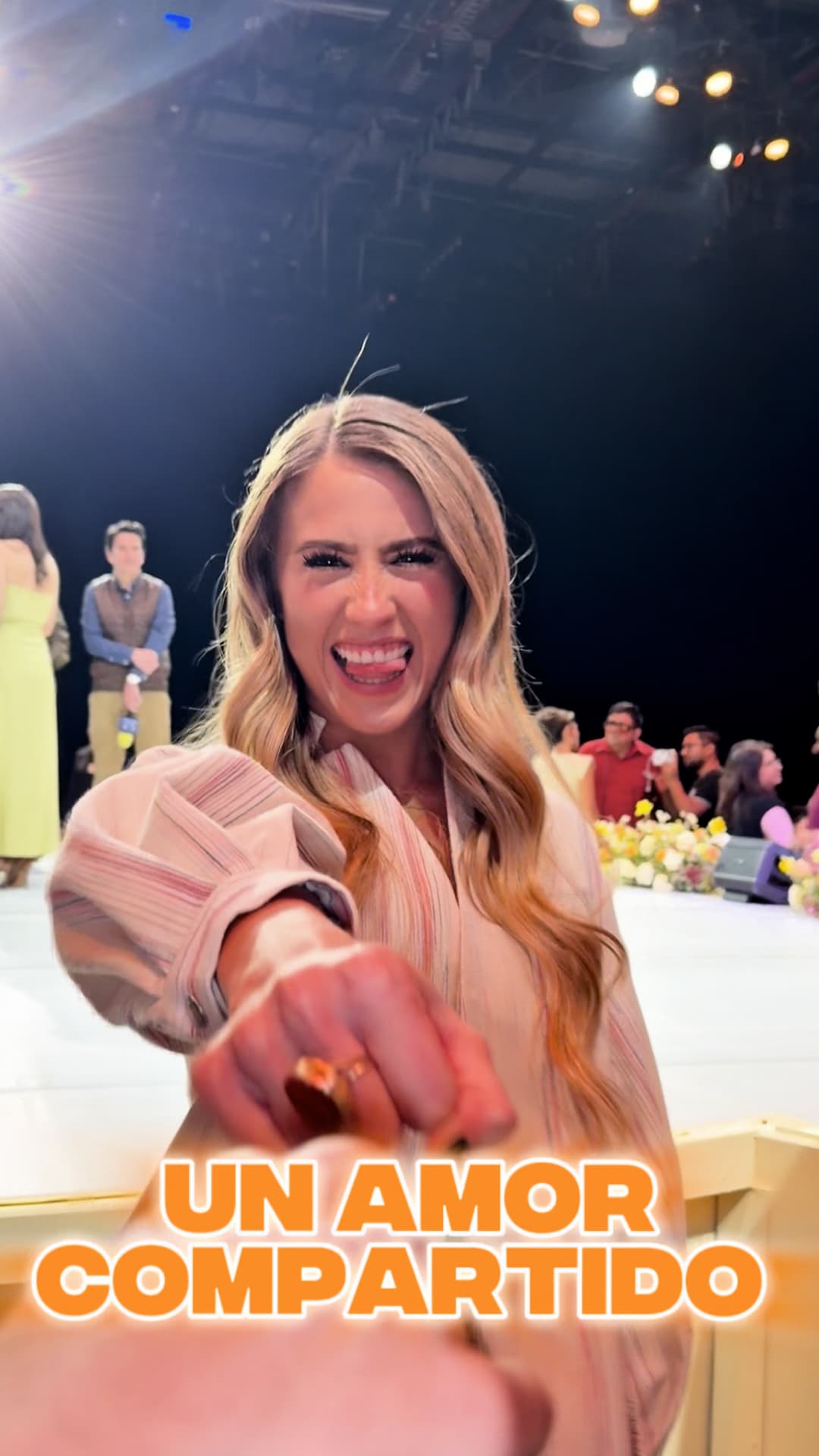 Pov: chocas el puñito con el elenco de Hermanas, un amor compartido