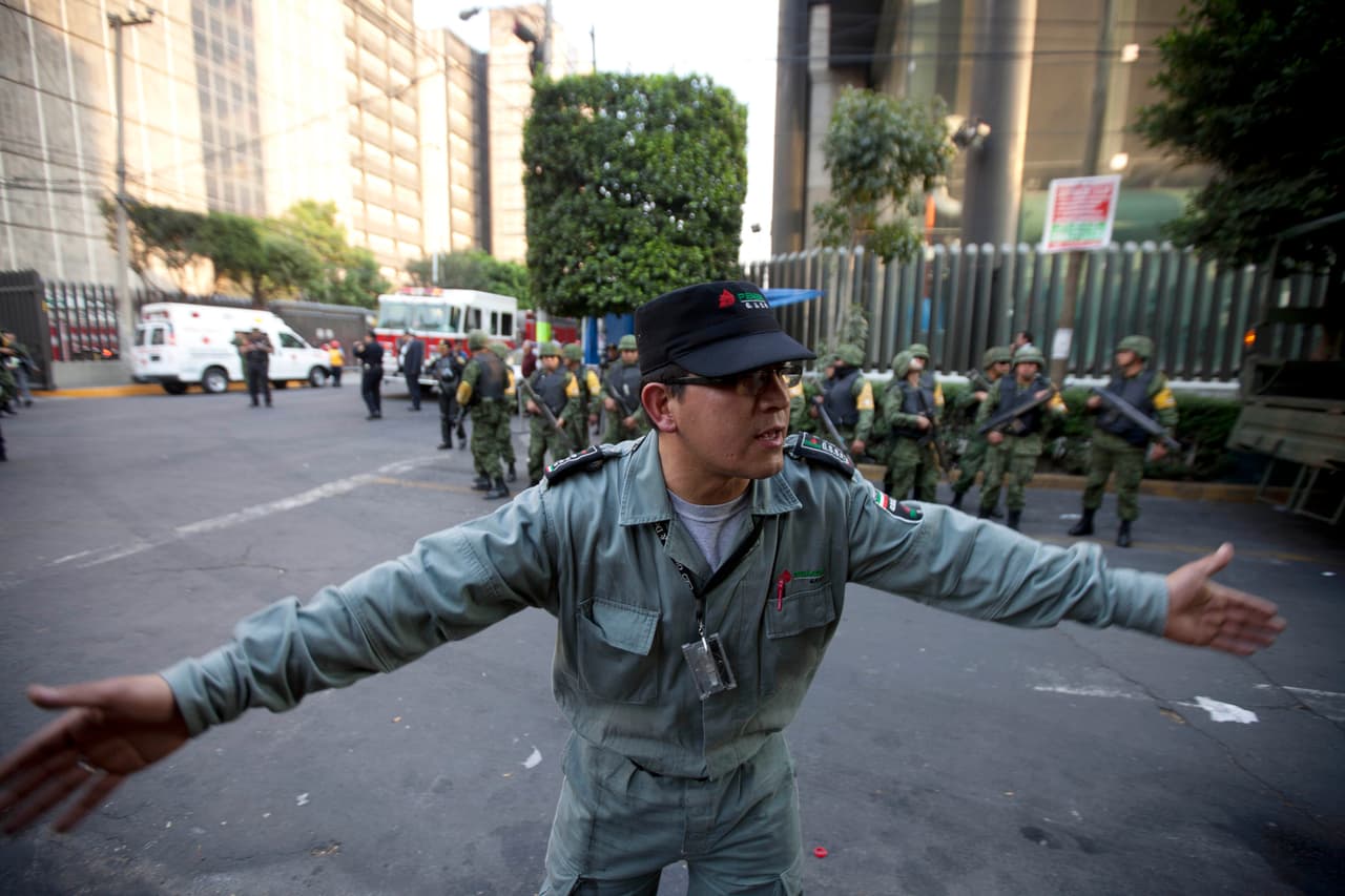 Frida participó en las tareas de rescate en 2013 cuando se presentó una explosión en la Torre de Pemex en Ciudad de México.