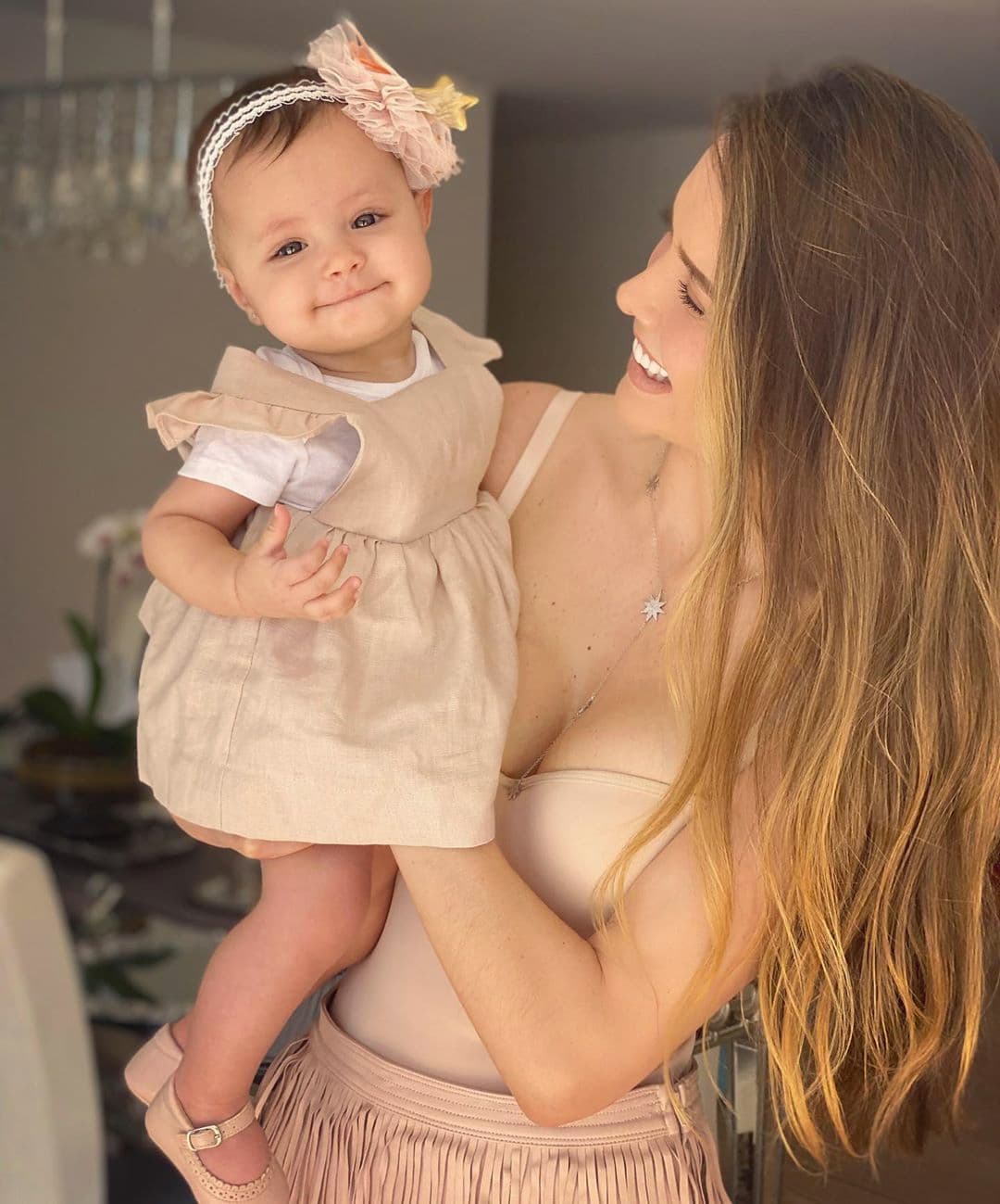 Después de celebrar el Día de las Madres y los 7 meses de la pequeña Bella, los seguidores de Marlene comenzaron a preguntarle qué había pasado con Seely: “¿Dónde está tu esposo?”, “¿Y su papi dónde está?”, “¿Y el papá?”, “El papá perdiéndose esos hermosos momentos” y “Nunca salen juntos”. Todos esos comentarios fueron ignorados.