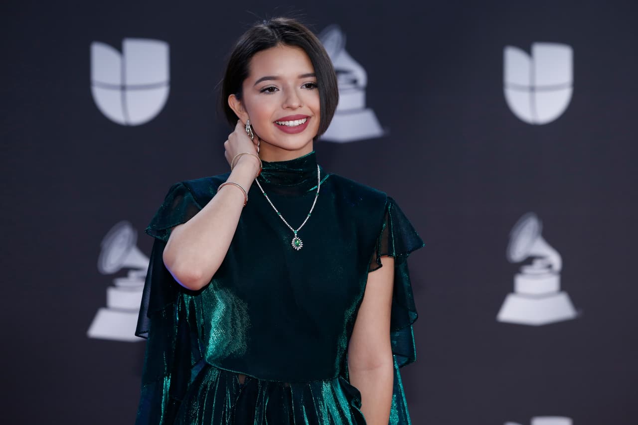 Ángela Aguilar fue una de las cantantes que más deslumbró por su atuendo al llegar a la alfombra roja.