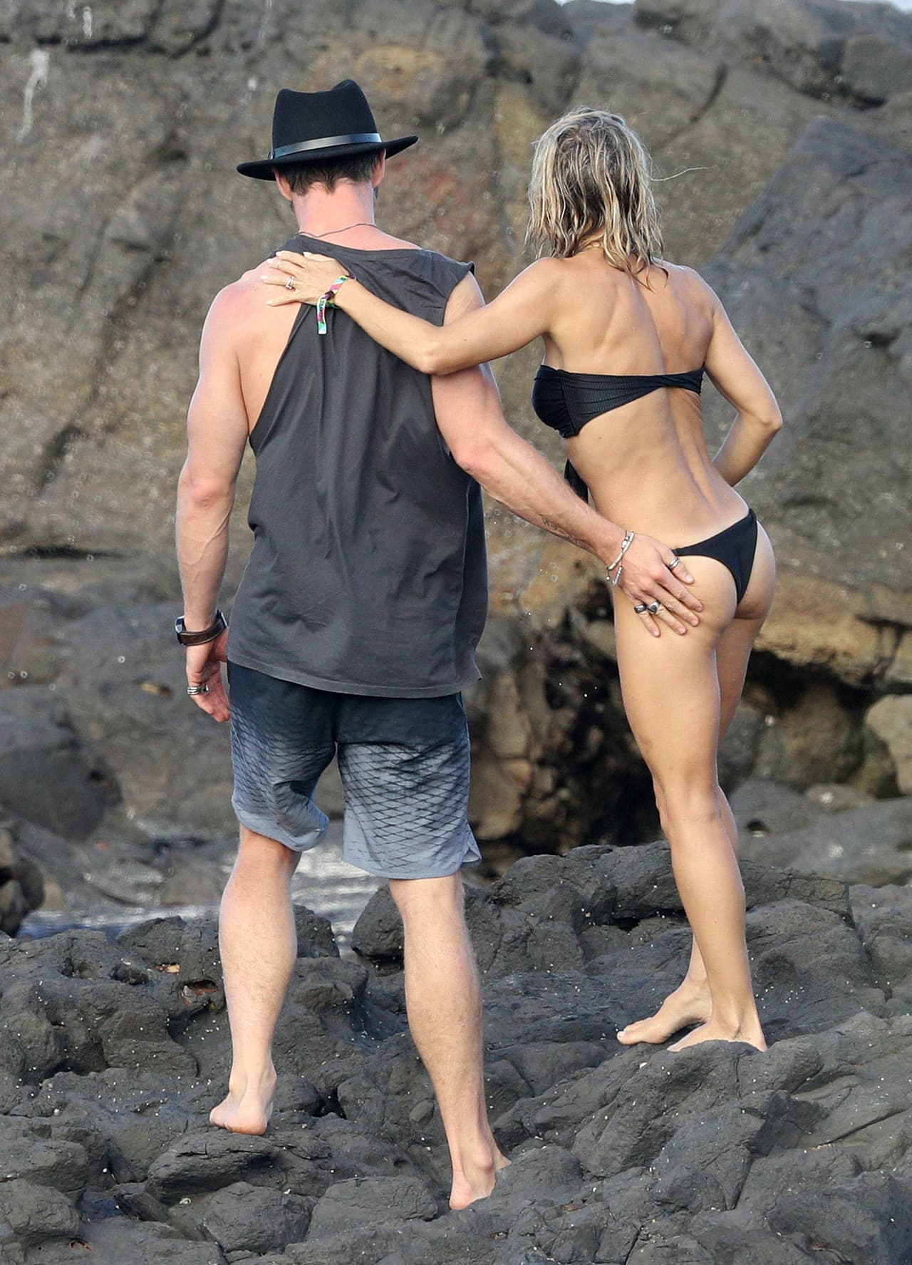 Quien da vida a Thor no pudo controlar sus inquietas manos en el cuerpo de su esposa.