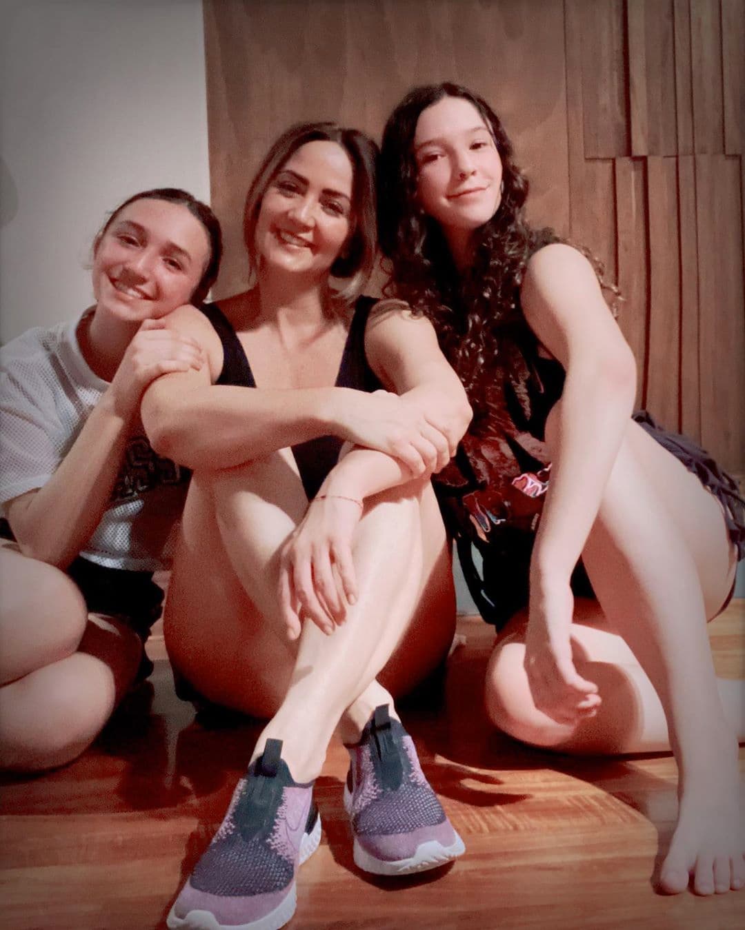 Tras varios años de espera, finalmente la también actriz se pudo embarazar y enfatizó en todo el amor que recibió tantos de sus seres queridos como de sus admiradores. “Y el día que nos vimos reflejados en tus dulces ojitos por primera vez, la textura de tu piel, cuando te di el primer beso no se me olvidará jamás… lloramos como niños chiquitos en medio de tu mágica llegada”.