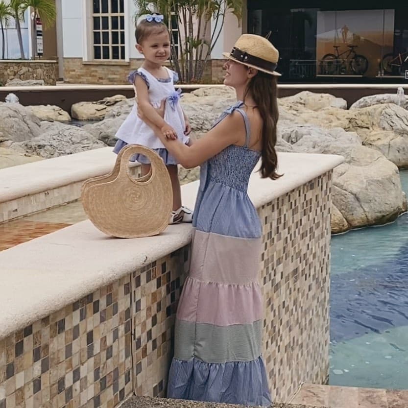 Marlene Favela enamora con look idéntico al de su hija Bella en la playa