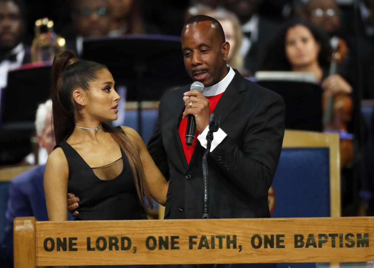 El incómodo momento cuando Ariana Grande es tocada indebidamente por el obispo Charles H. Ellis III