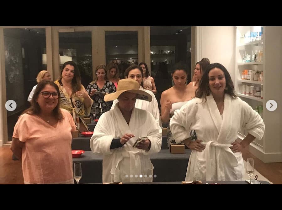 La conductora no dejó de sonreír en todo momento, disfrutando al máximo de su país natal.