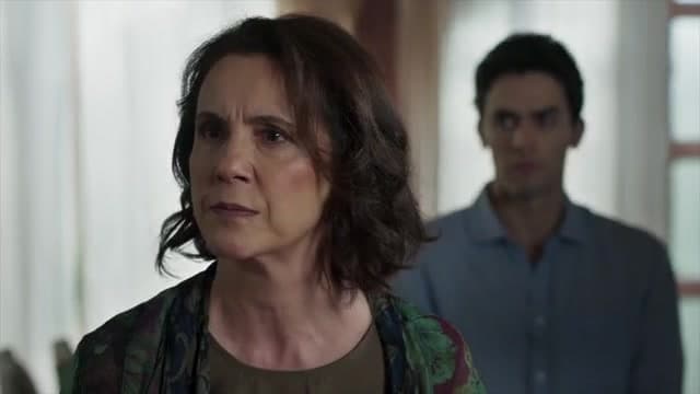 Pilar enfrenta a Doménica y, tras pelear, decide irse de la hacienda