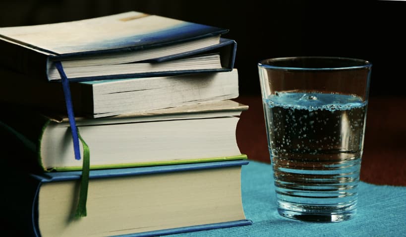 ¡Empieza el día con un vaso de agua natural!