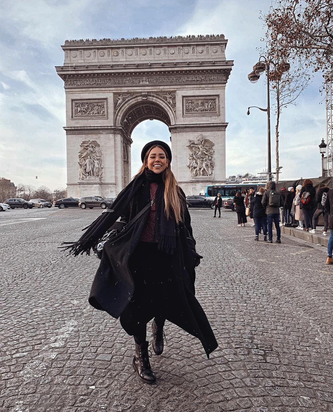 Danna Paola le dice ‘Bonjour’ a Paris