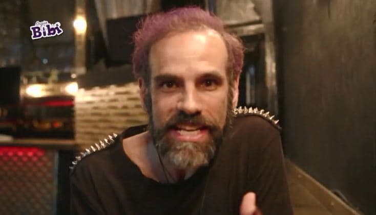 Alejandro Herrera Bracho usa su cabello morado en la serie de Según Bibi.