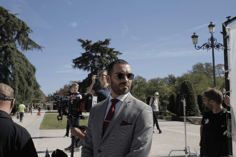 El actor nunca perdió el porte pese a los intensos rayos del Sol.
