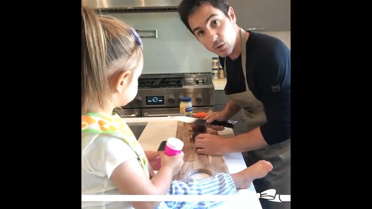Además de que cuenta con una isla al centro para la preparación de alimentos, donde ha mostrado que Kailani se ha convertido en su ayudante preferida.