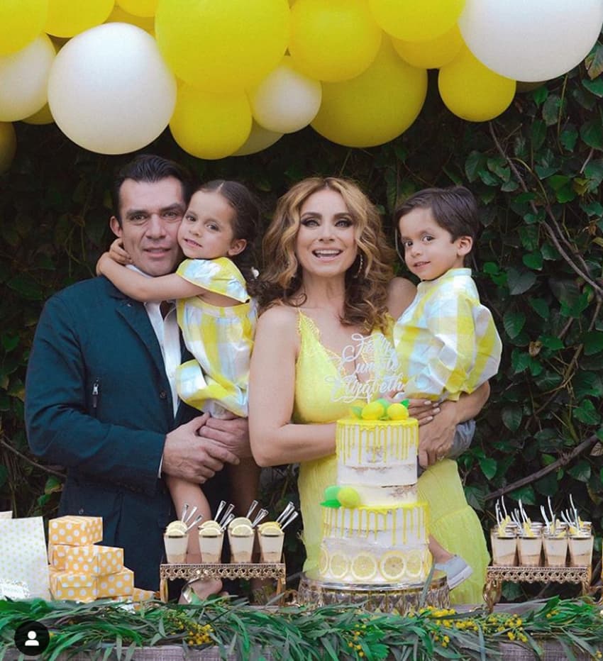 El 2 de diciembre de 2015, Jorge Salinas y Elizabeth Álvarez se convirtieron en padres de los mellizos Máximo y León, quienes han llamado la atención en las redes sociales debido a su gran parecido con su progenitor.