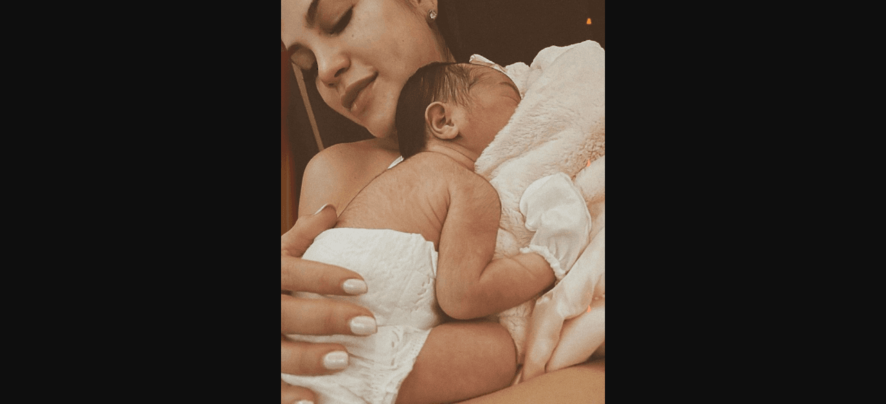 En la imagen, que Nattia Natasha compartió para celebrar su reciente maternidad, aparece cargando y abrazando tiernamente a la pequeña. “Les presento el sueño más grande que puede recibir una mujer”, sentenció.