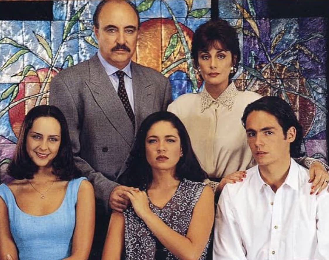 'Retrato de Familia' fue una exitosa telenovela producida por Lucy Orozco en 1995, protagonizada por Helena Rojo, Irán Castillo, Yolanda Andrada y Aitor Iturrioz, quien gracias a este proyecto, hizo su debut en los melodramas. A continuación, te contamos qué ha sido de él.