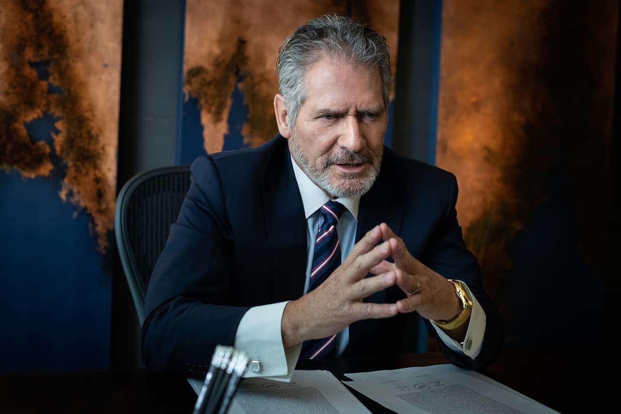 Leonardo Daniel regresó a las filas de Televisa por este personaje, el cual que dedicó la mayor parte de su vida a mantener el prestigio de su negocio y familia y cuyo testamento desata la polémica que envuelve a todos los personajes y que construye la trama de esta historia.