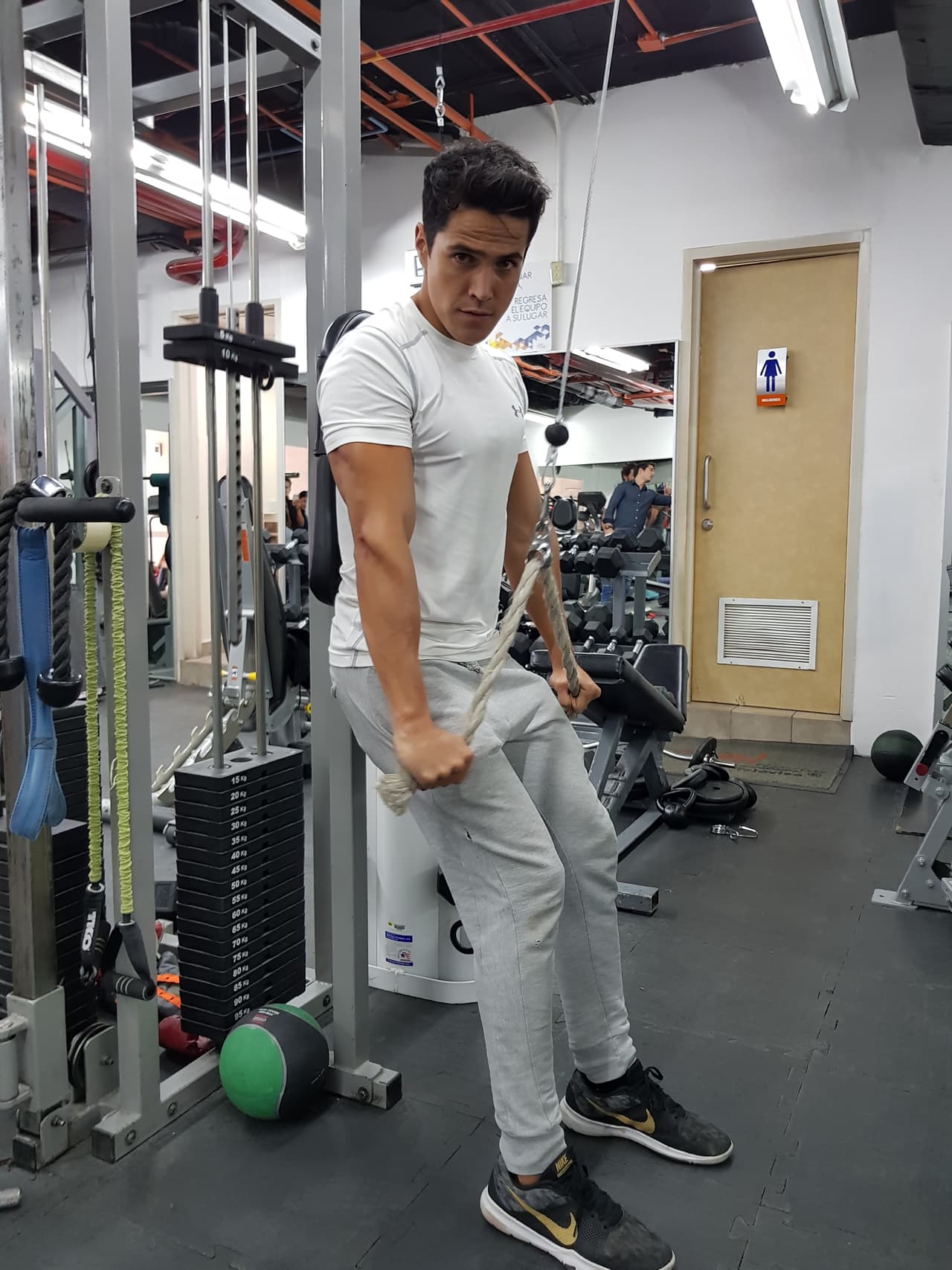 Mauricio es guapo, decente, soñador, agradable y abierto, pero descubrirás que tiene otros encantos con los que se ganará tu corazón.