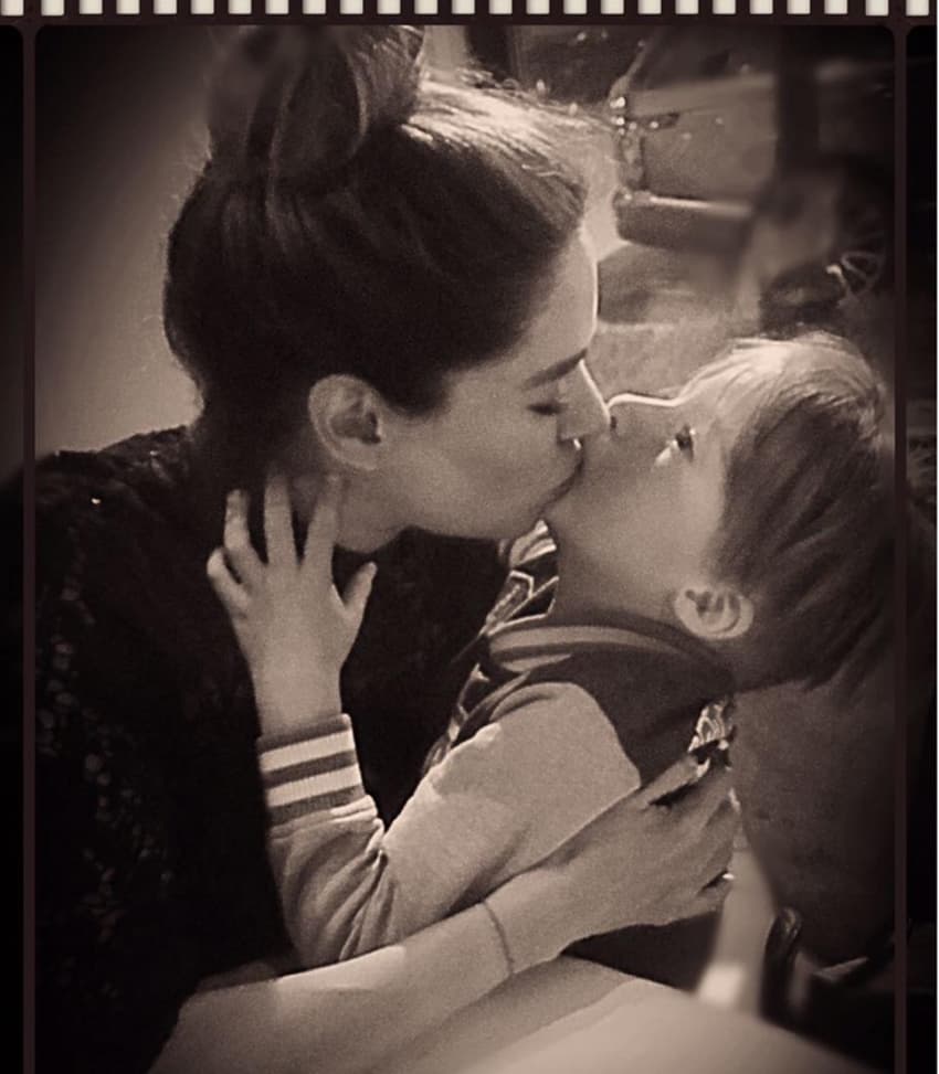 Galilea Montijo publicó esta fotografía de su hijo Mateo y aunque algunos de sus fans resaltaron la belleza y ternura del momento entre madre e hijo, otros señalaron que el beso en la boca fue inapropiado.
