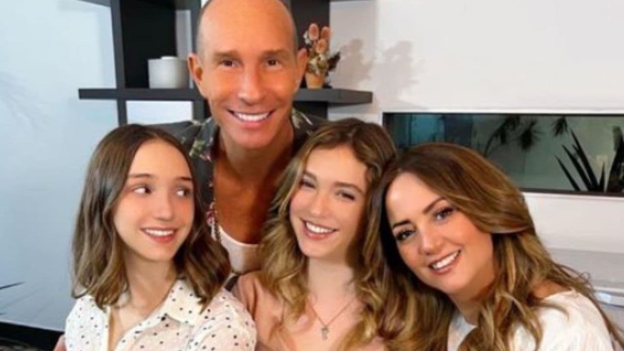 Andrea Legarreta con Erik Rubín y sus hijas Mía y Nina
